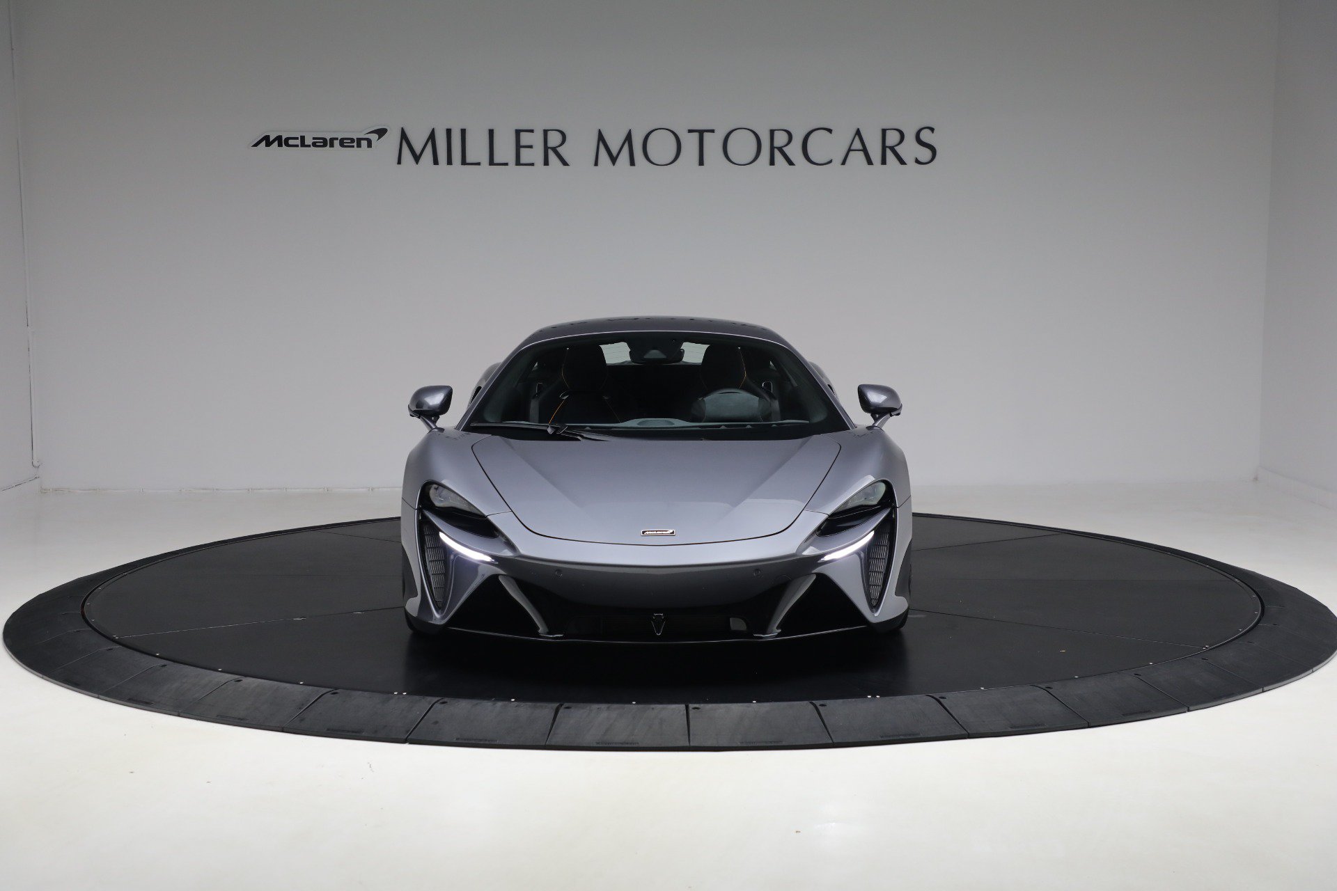 Used 2024 McLaren Artura RWD image 12