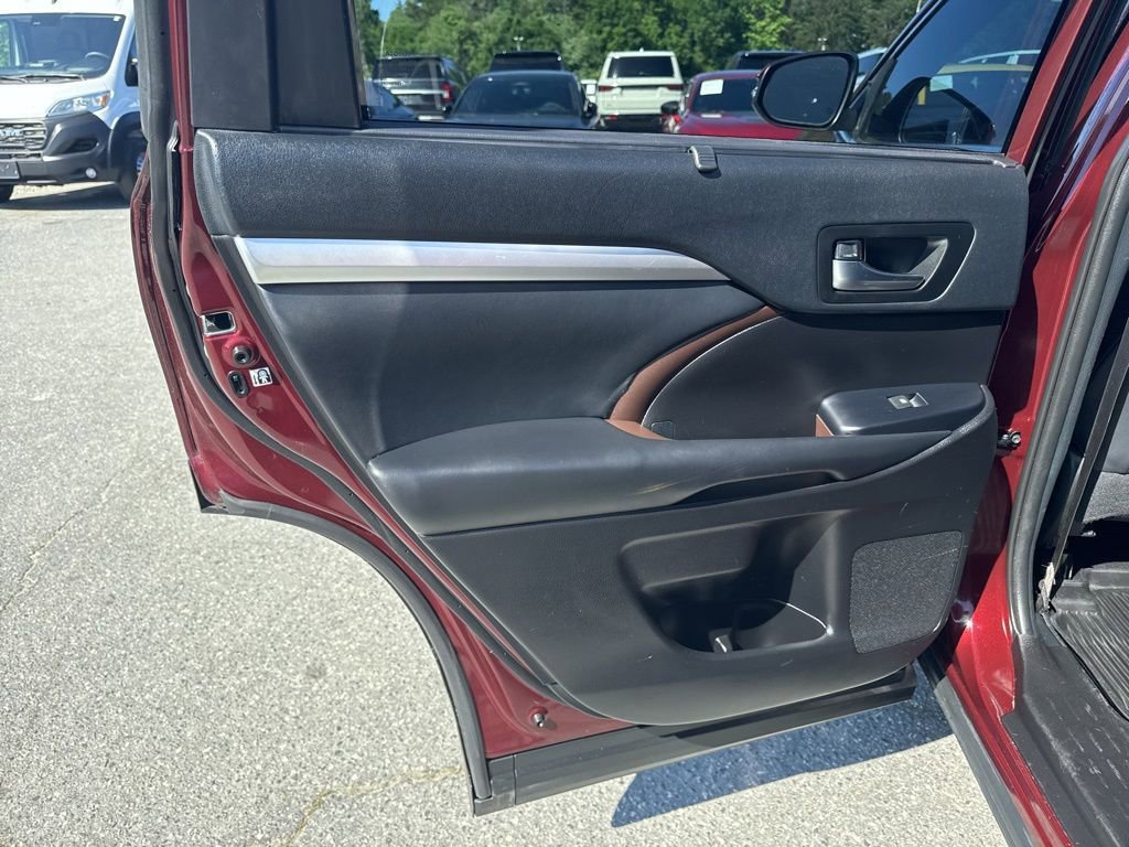 Used 2019 Toyota Highlander XLE FWD image 29