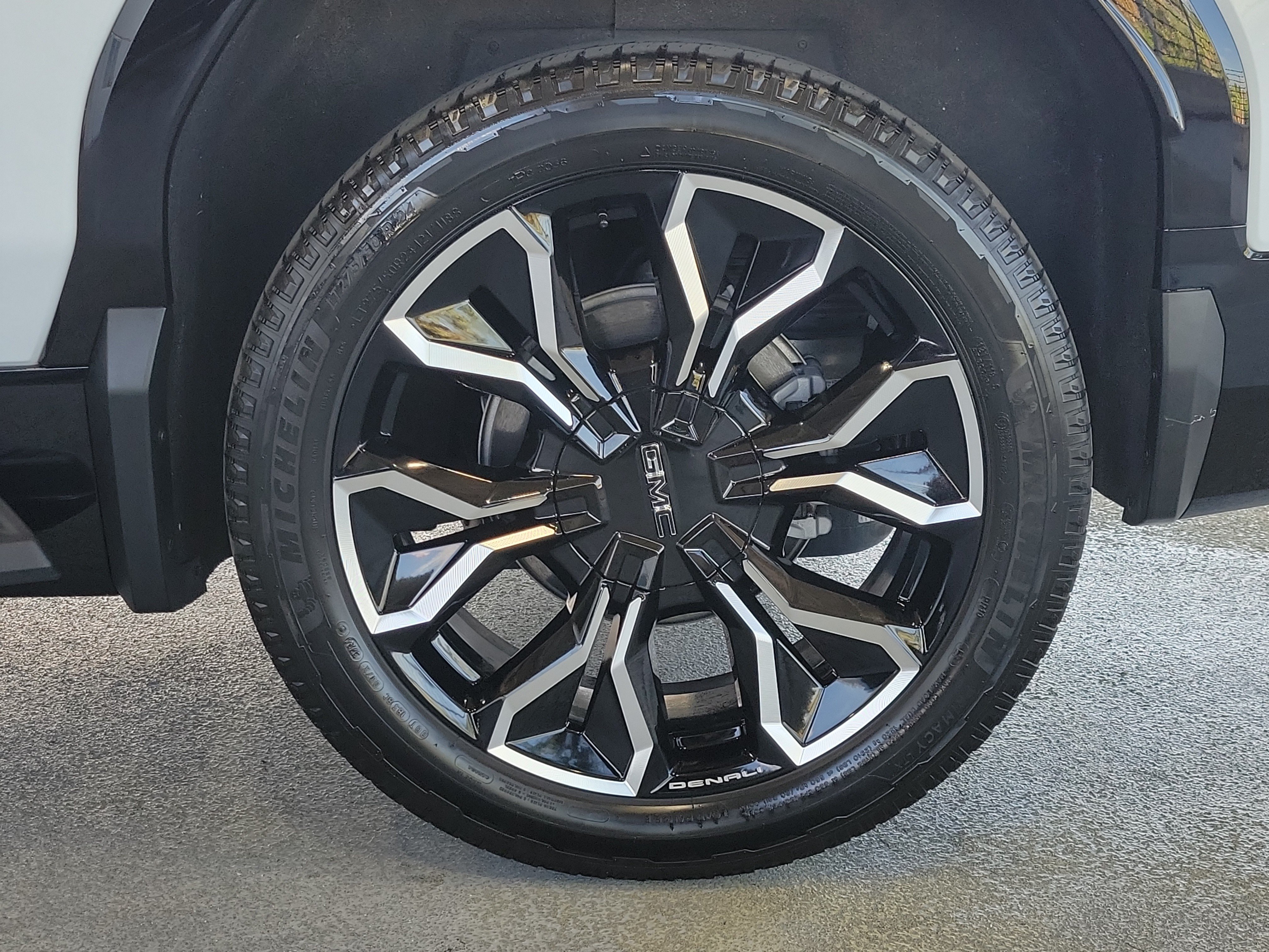 Used 2025 GMC Sierra EV Denali AWD/4WD image 5