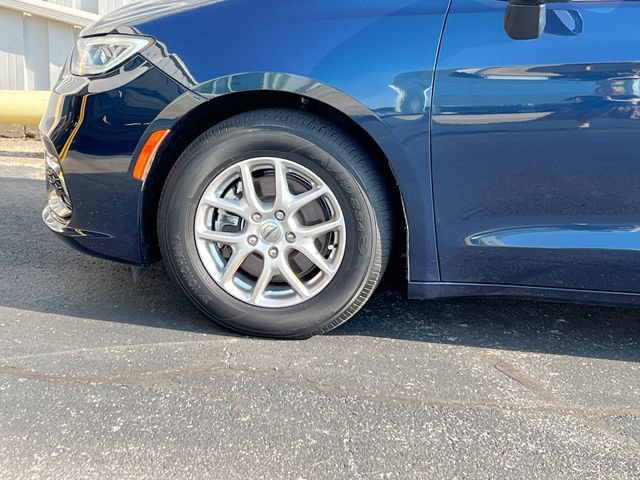 Used 2023 Chrysler Pacifica Touring-L w/ Uconnect Theater Family Group FWD image 32