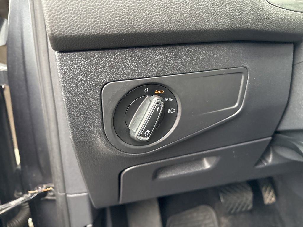 Used 2018 Volkswagen Tiguan SE w/ Panoramic Sunroof Package image 19