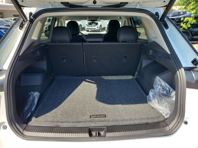 Certified 2025 Volkswagen Tiguan SE FWD image 9