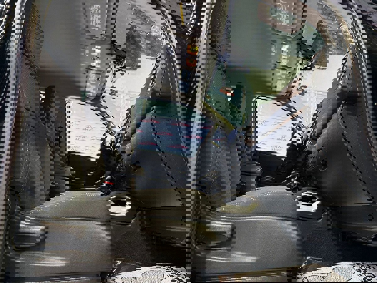 Used 2024 Nissan Frontier SV image 54