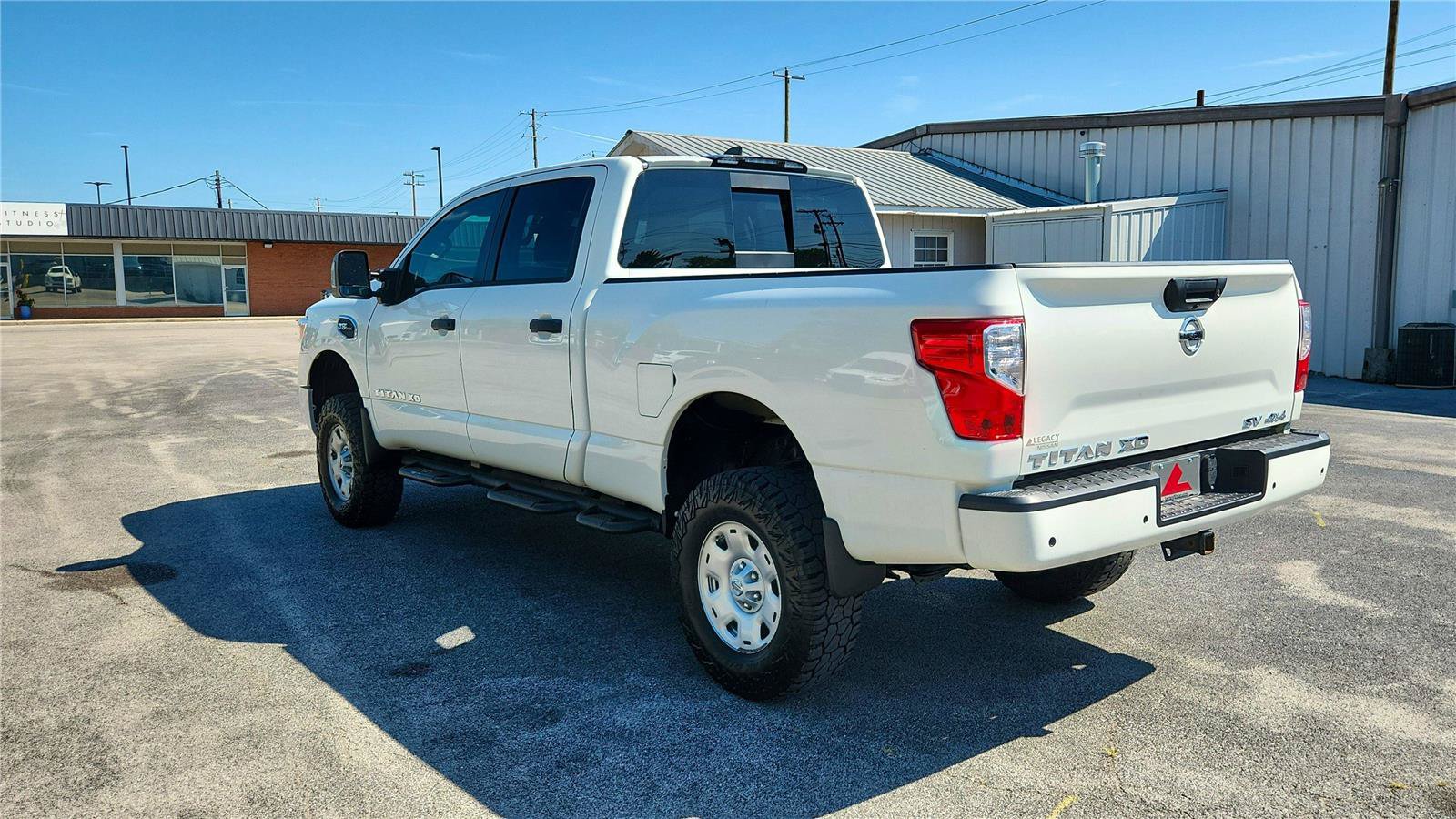 Used 2022 Nissan Titan SV AWD/4WD image 3