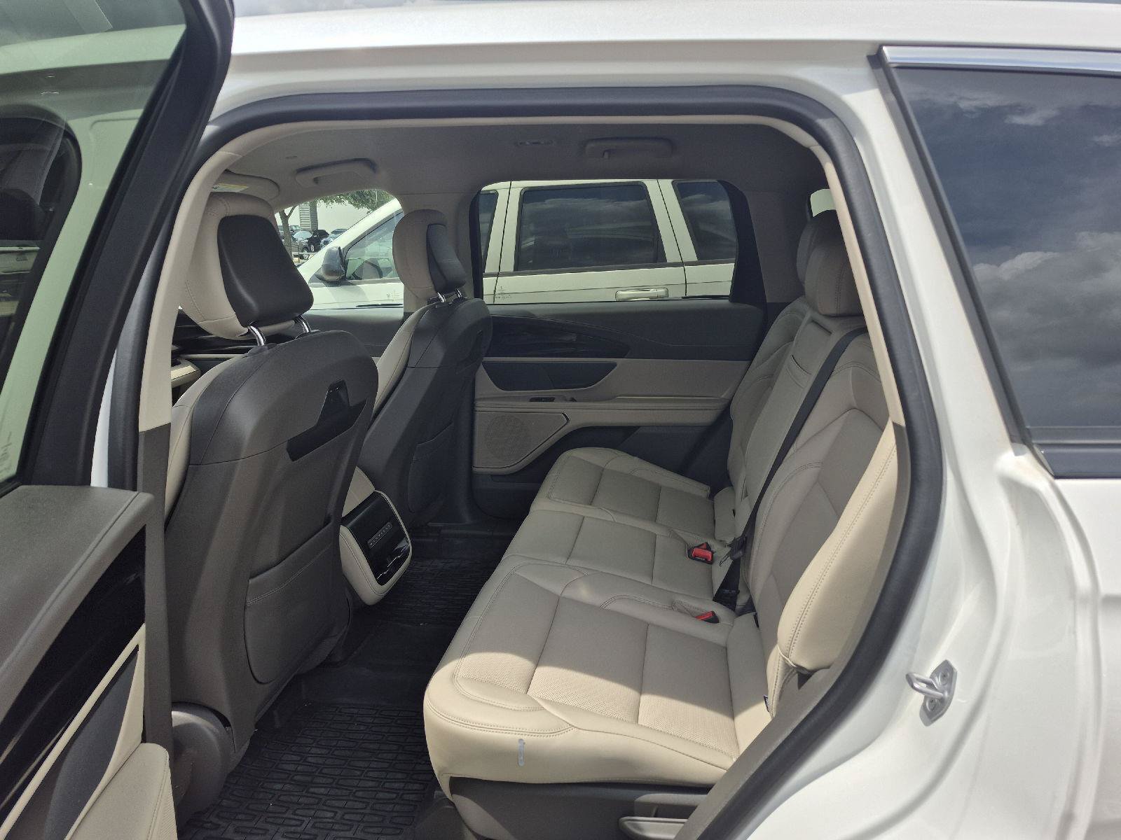 Used 2024 Lincoln Nautilus Premier AWD/4WD image 11