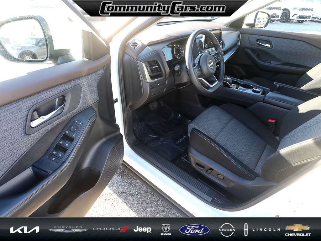 Used 2023 Nissan Rogue SV image 11