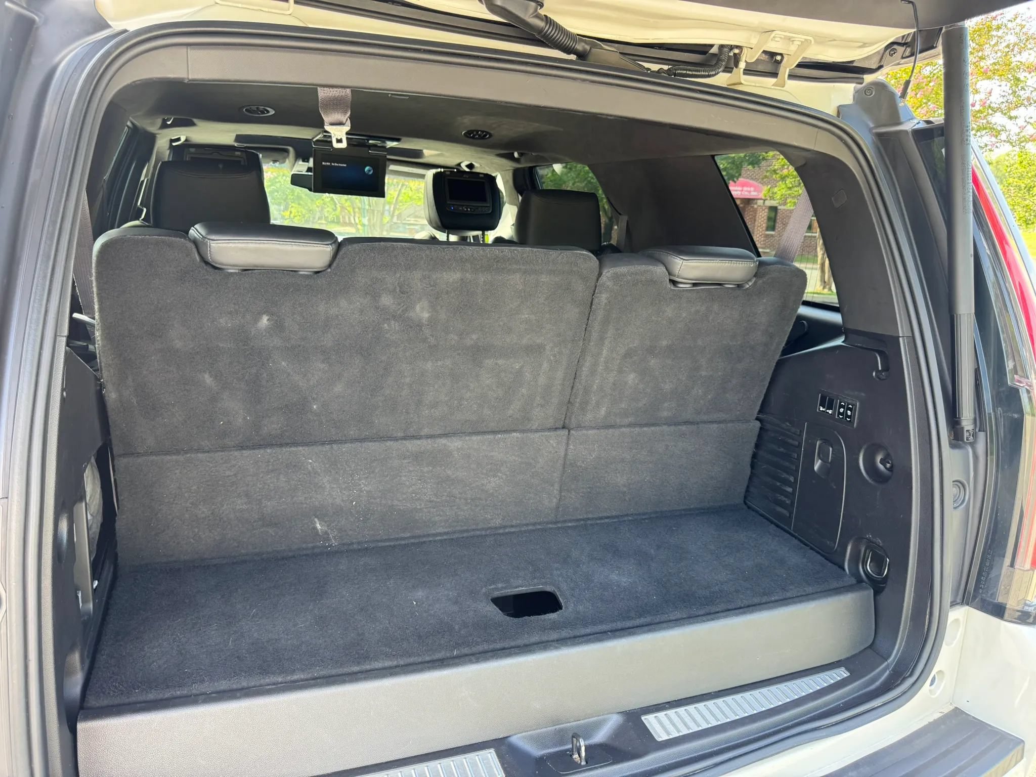 Used 2015 Cadillac Escalade Platinum RWD image 26