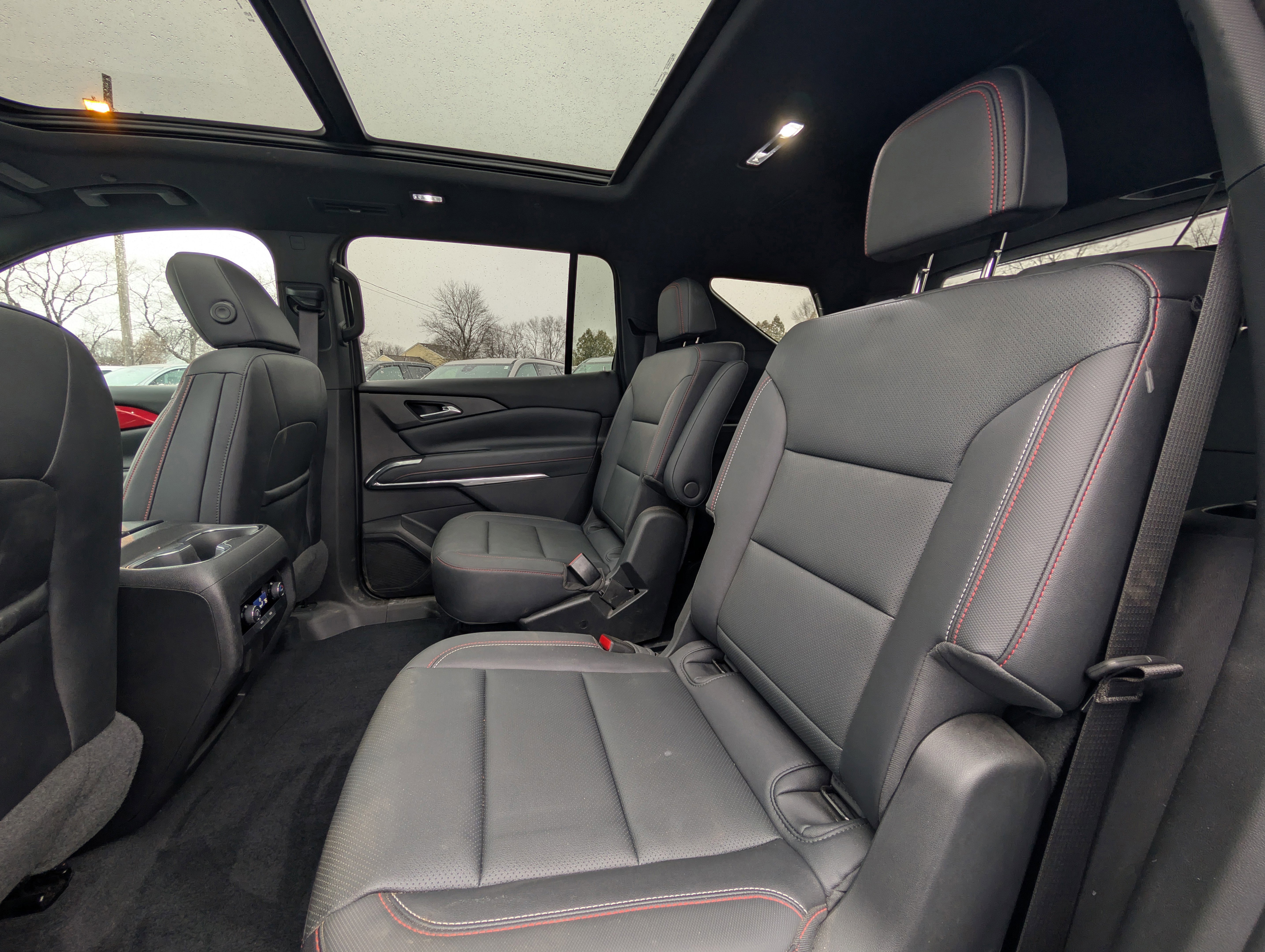 Used 2025 Chevrolet Traverse Z71 image 32