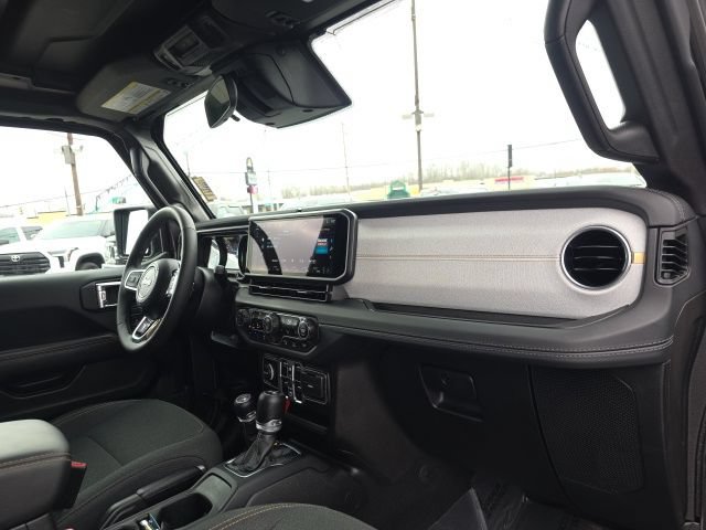Used 2025 Jeep Wrangler Unlimited Sahara w/ Safety Group AWD/4WD image 45