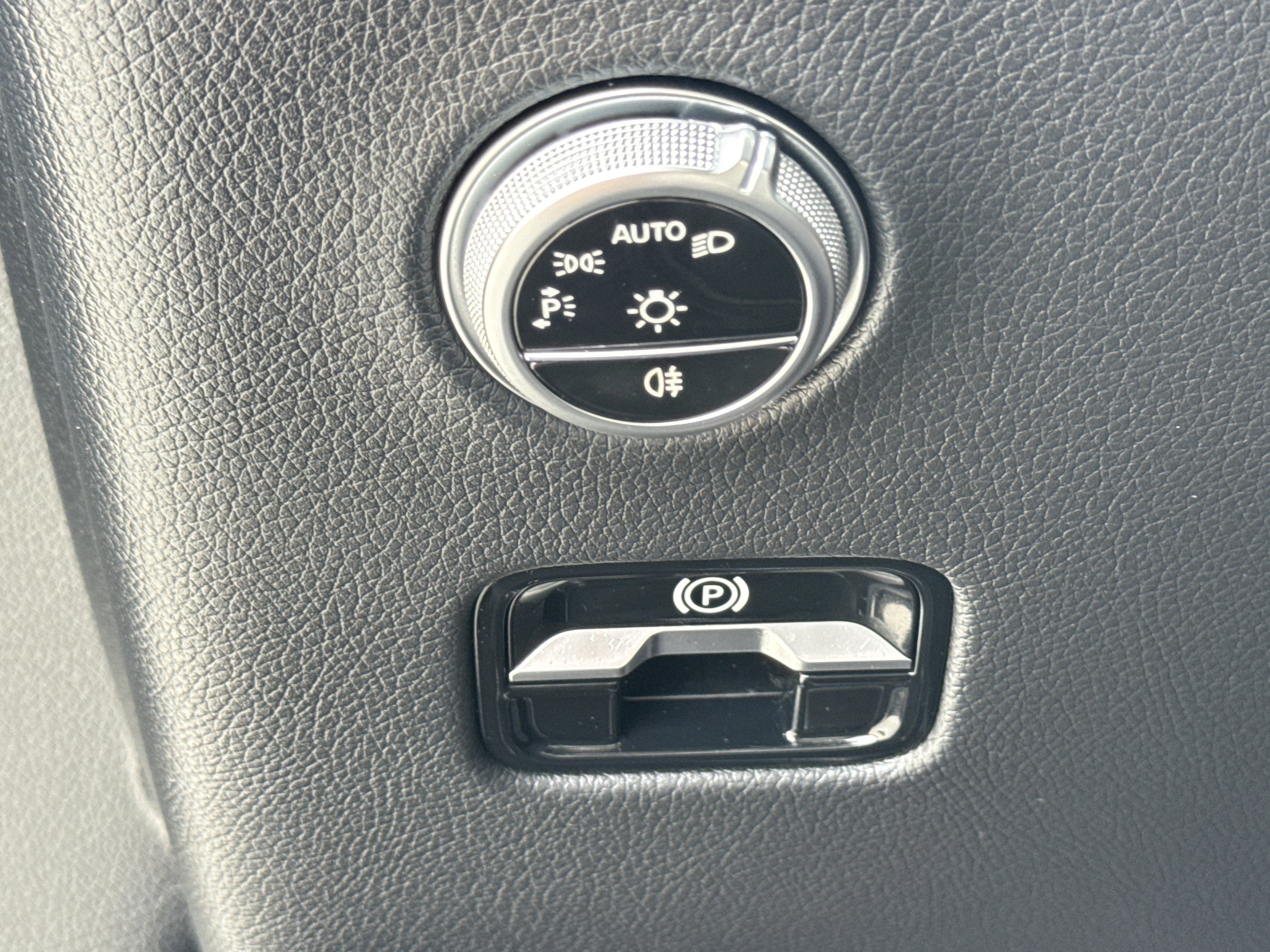 Used 2024 Mercedes-Benz GLC 300 image 25