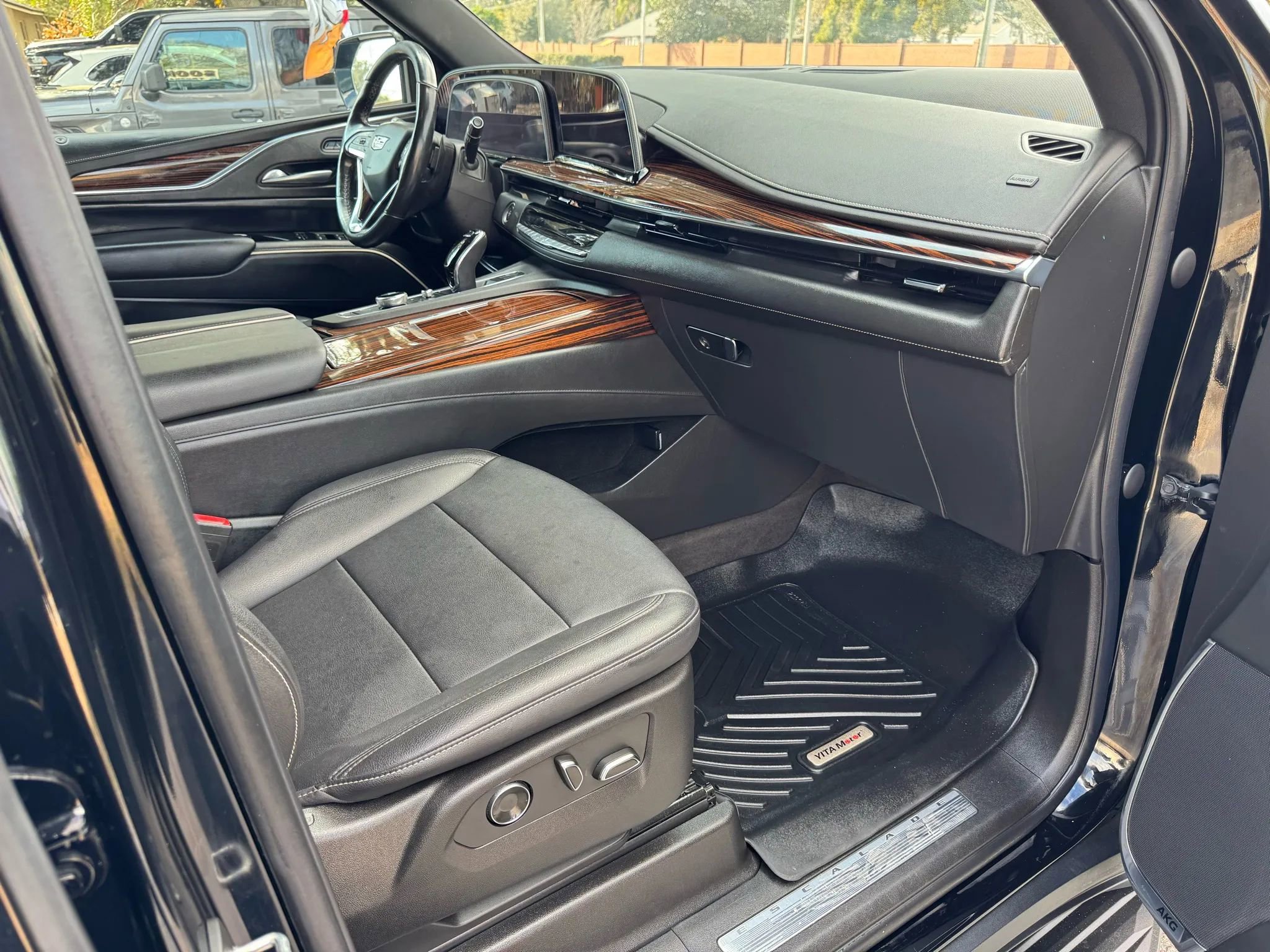 Used 2022 Cadillac Escalade ESV Luxury image 16