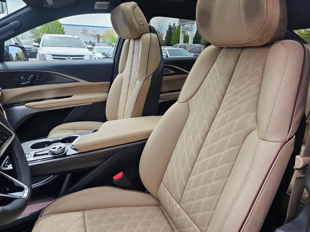 New 2026 Cadillac Lyriq Signature Luxury w/ LPO, Bronce Accent Package AWD/4WD image 27