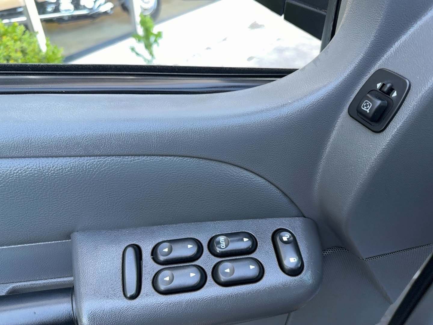 Used 2005 Ford Explorer Sport Trac XLT AWD/4WD image 9