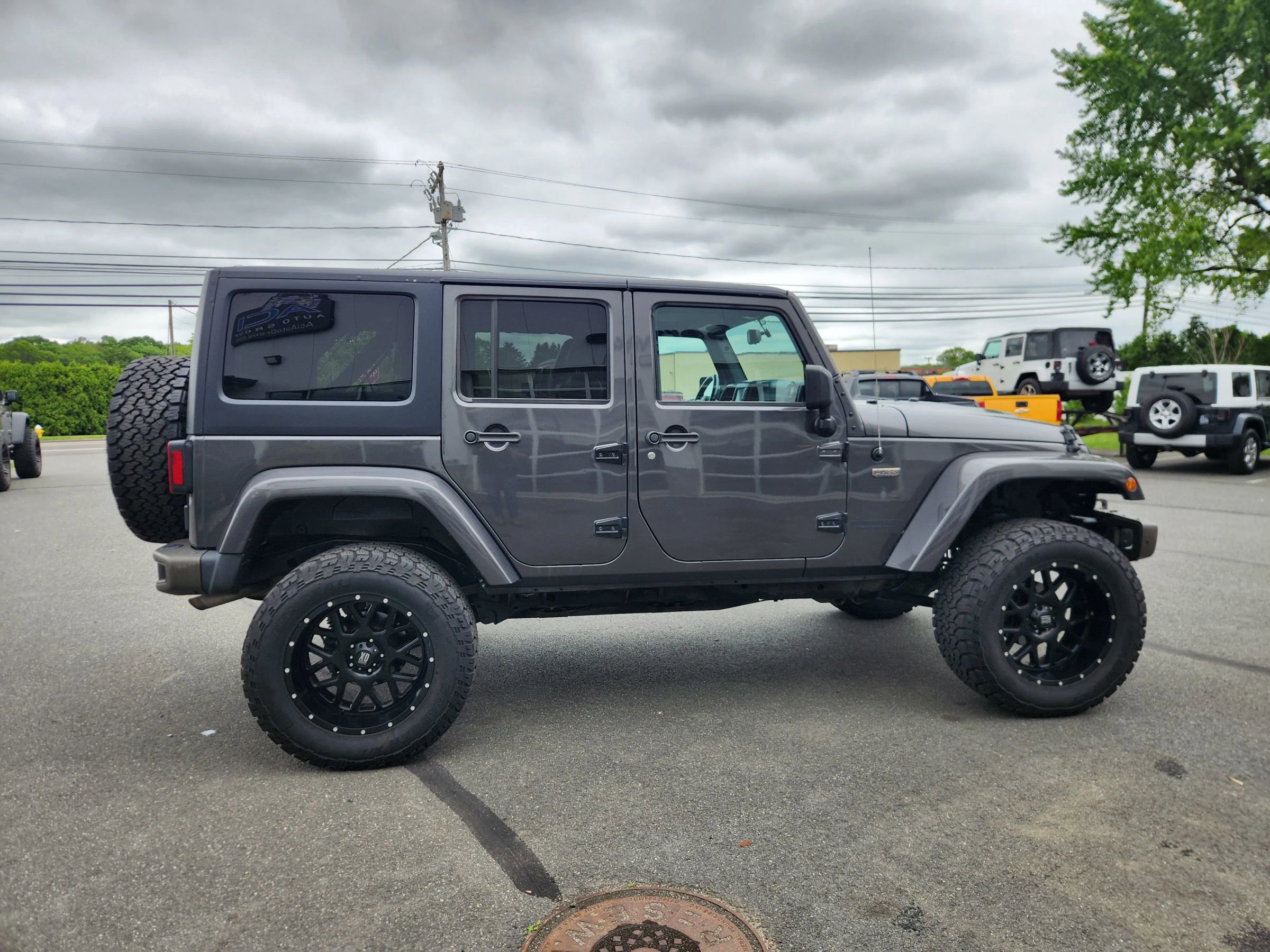 Used 2016 Jeep Wrangler Unlimited Sahara image 16