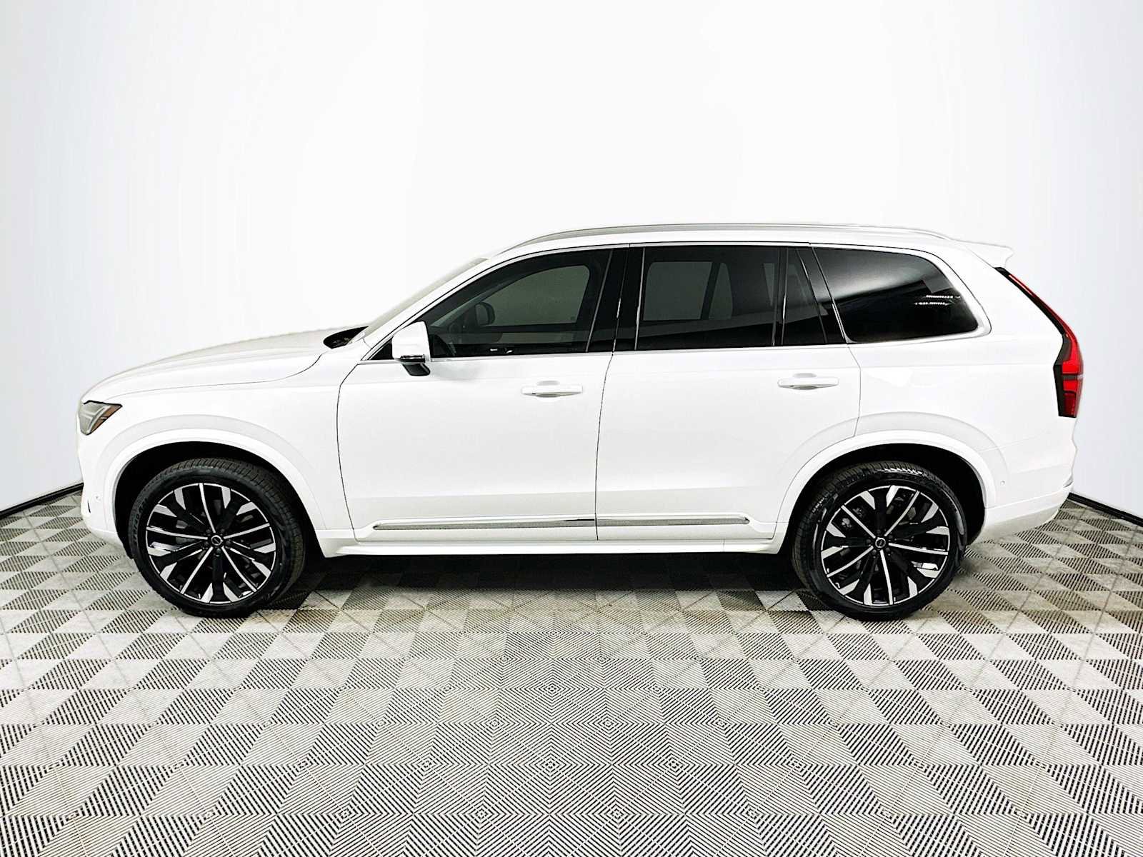 Used 2025 Volvo XC90 B6 Plus w/ Protection Package Premier image 4