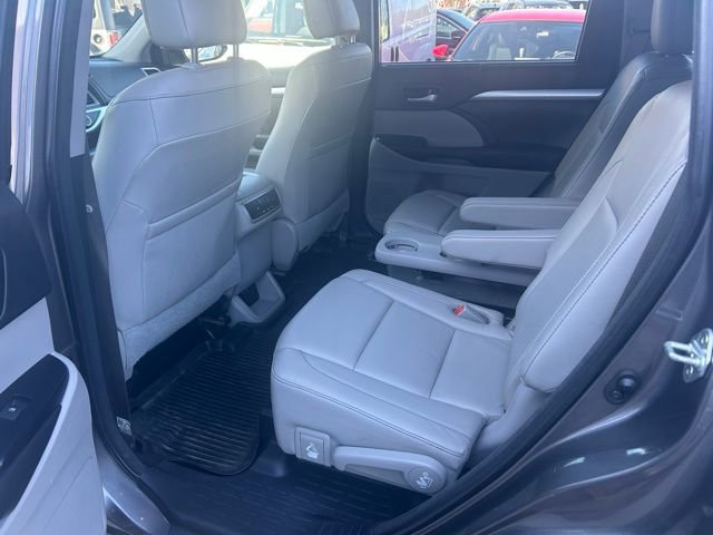 Used 2018 Toyota Highlander XLE AWD/4WD image 17