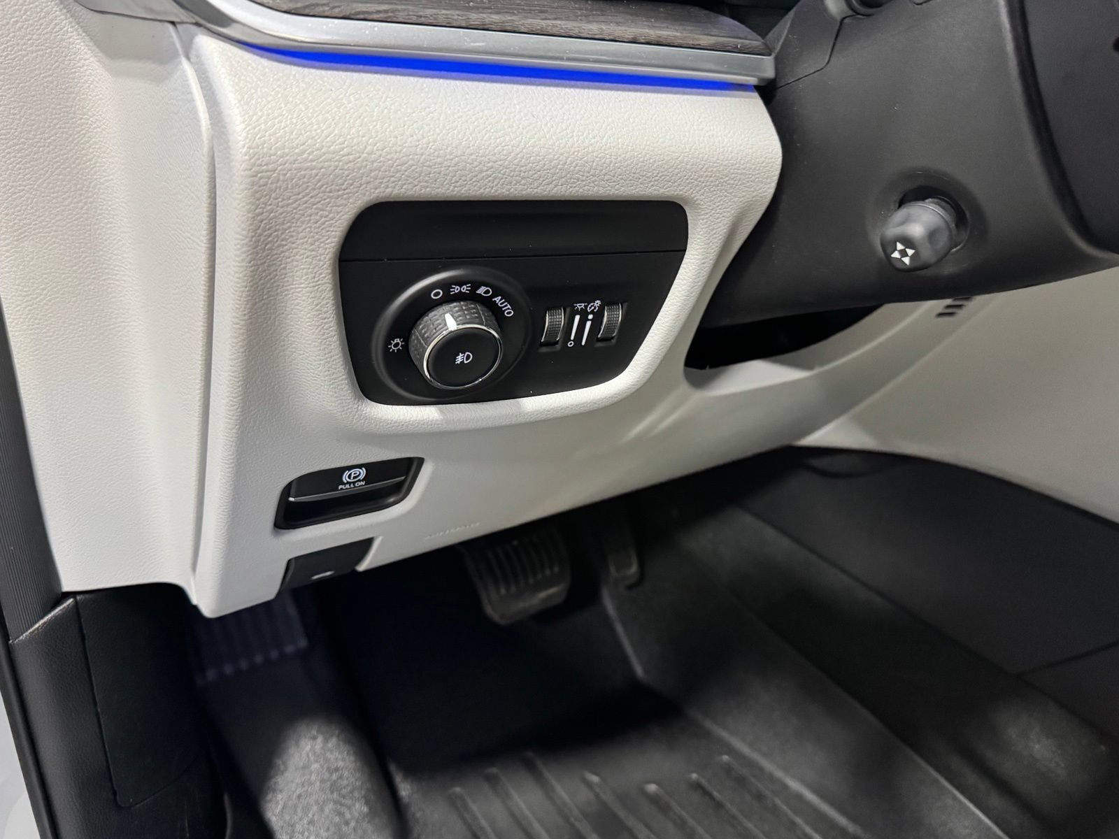 Used 2023 Jeep Grand Cherokee Overland AWD/4WD image 19