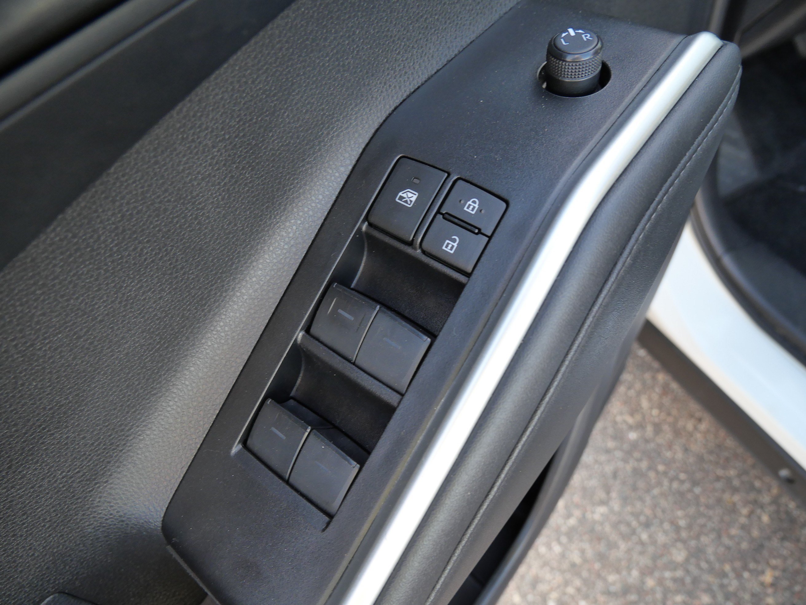Used 2025 Toyota Highlander LE AWD/4WD image 19