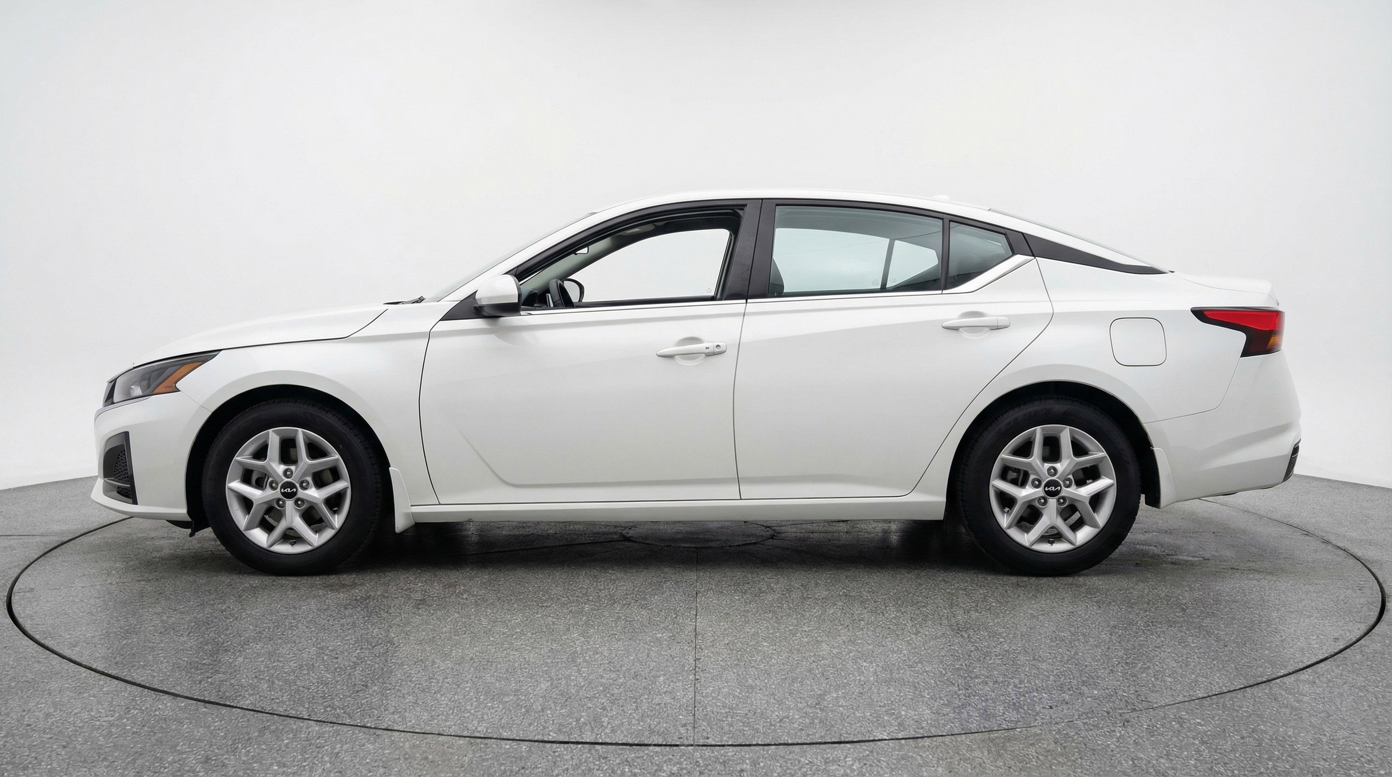 Used 2025 Nissan Altima 2.5 SV image 5