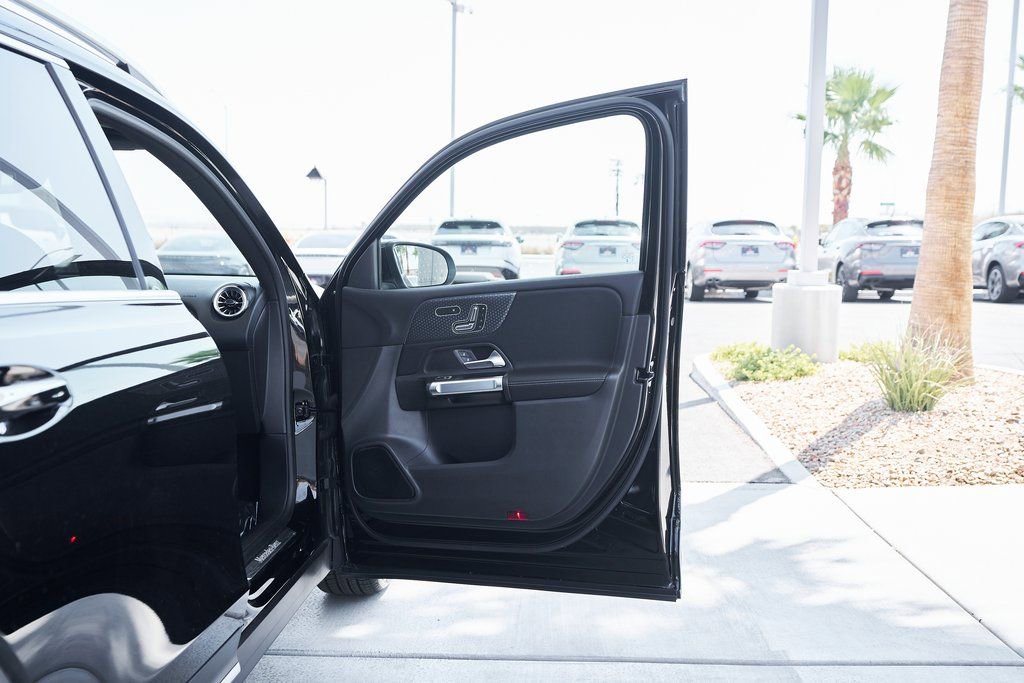 Used 2025 Mercedes-Benz GLB 250 4MATIC w/ Exclusive Package image 11