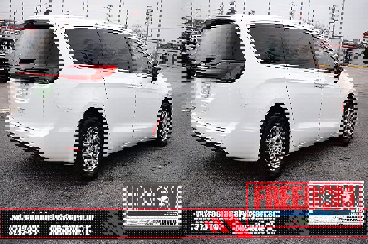 Certified 2024 Chrysler Pacifica Touring-L image 5