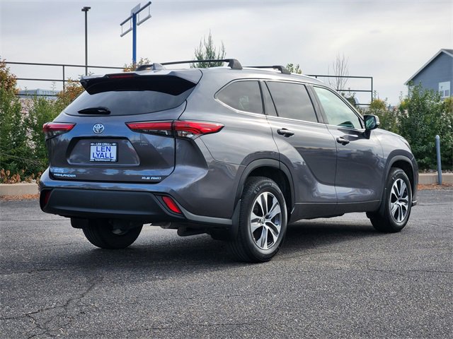 Used 2022 Toyota Highlander XLE image 3