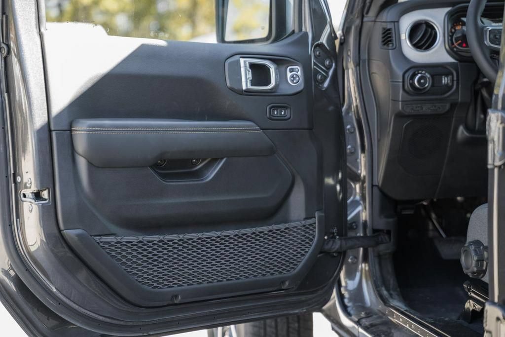 New 2025 Jeep Wrangler Unlimited Sahara w/ Technology Group AWD/4WD image 34