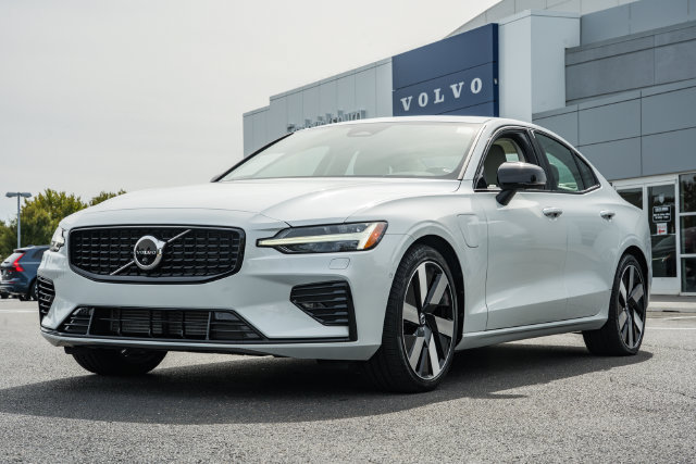 Certified 2024 Volvo S60 T8 Plus w/ Climate Package AWD/4WD image 3
