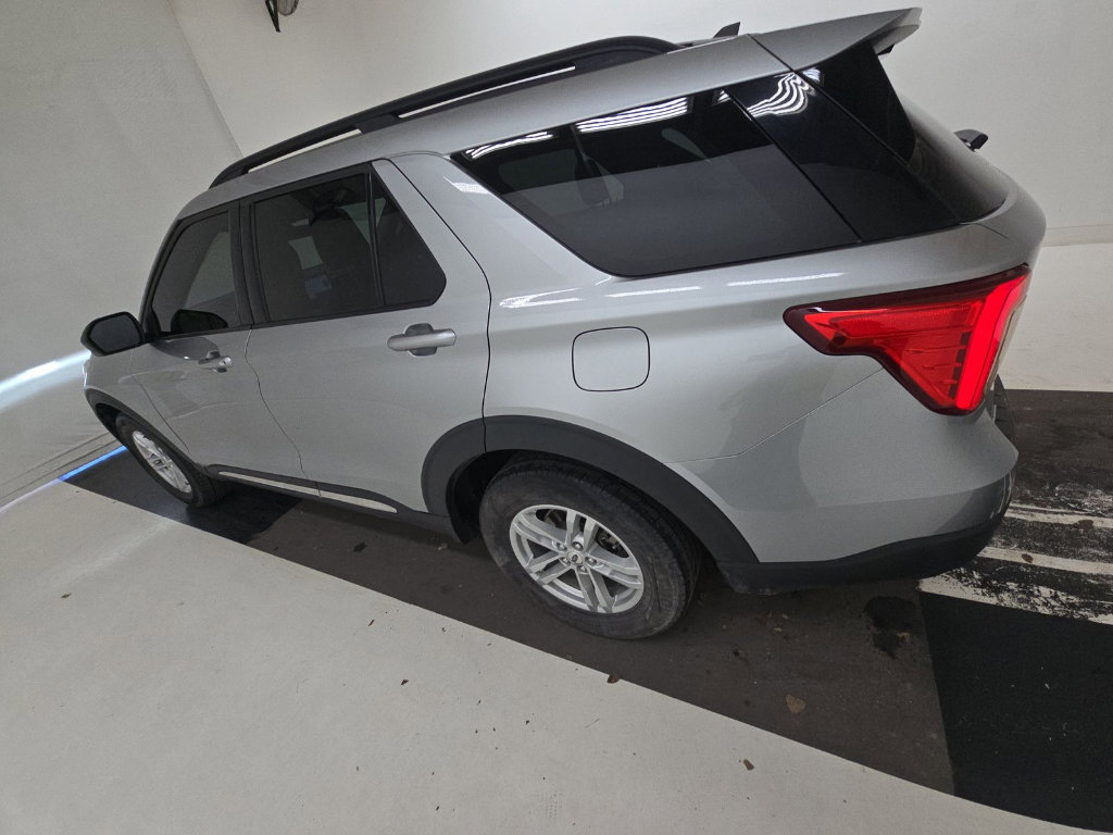 Used 2021 Ford Explorer XLT w/ Equipment Group 202A image 4