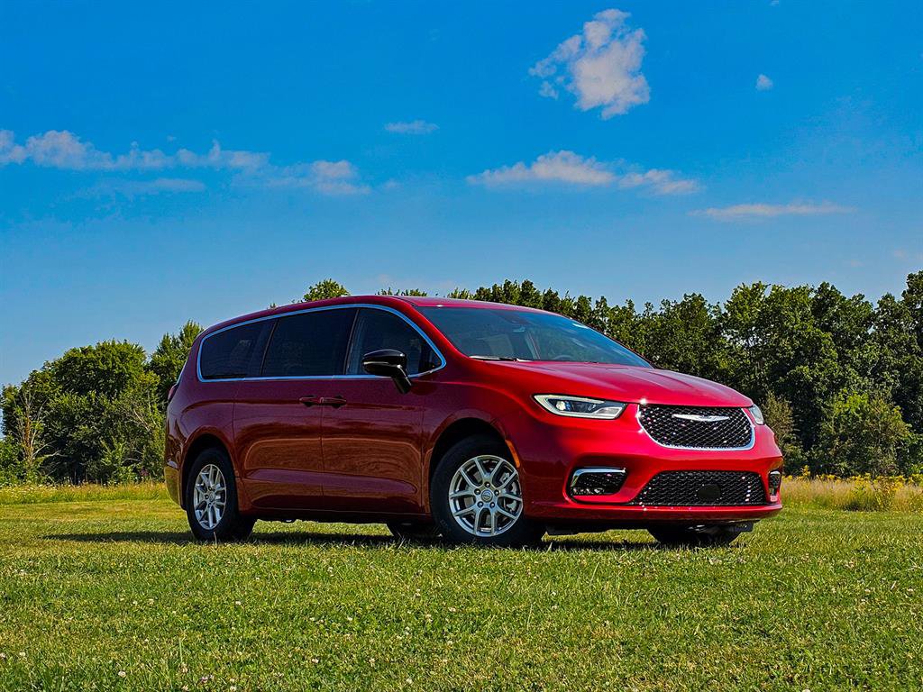 New 2026 Chrysler Pacifica Select image 2