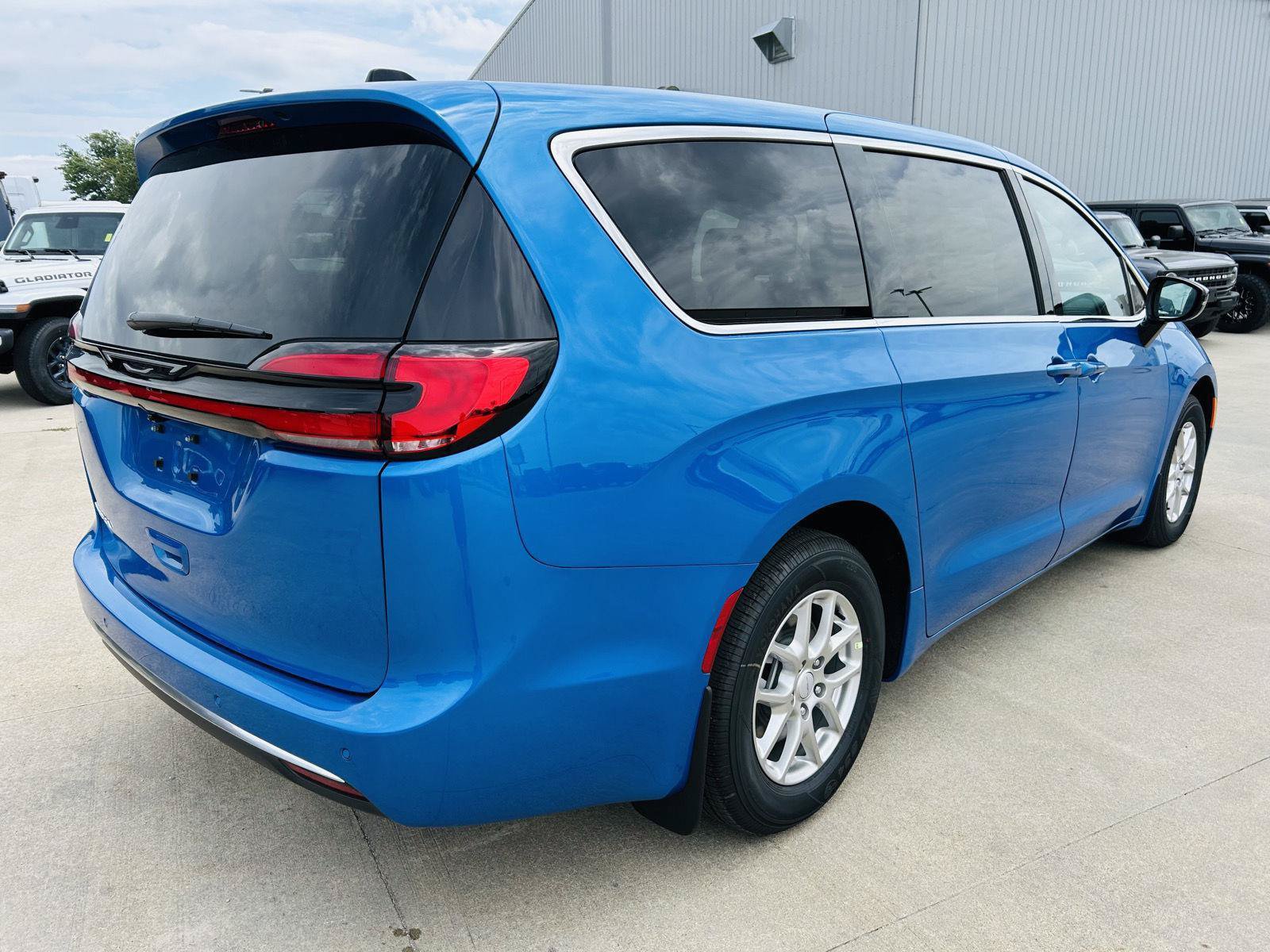 New 2027 Chrysler Pacifica Select FWD image 38
