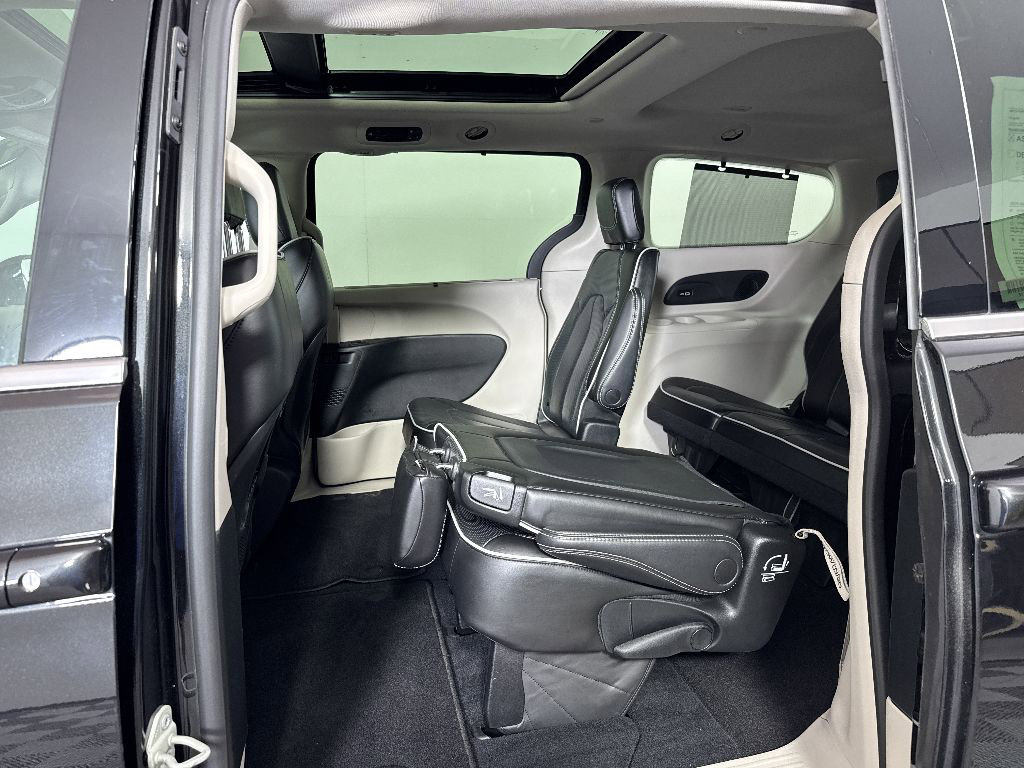 Used 2023 Chrysler Pacifica Limited FWD image 14