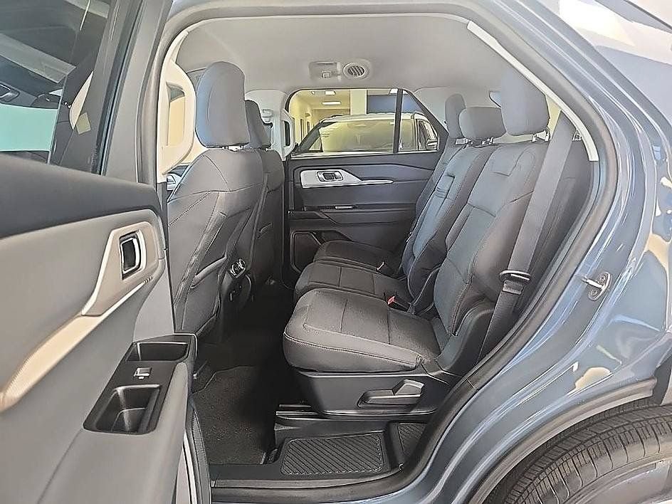 Used 2025 Ford Explorer Active AWD/4WD image 29