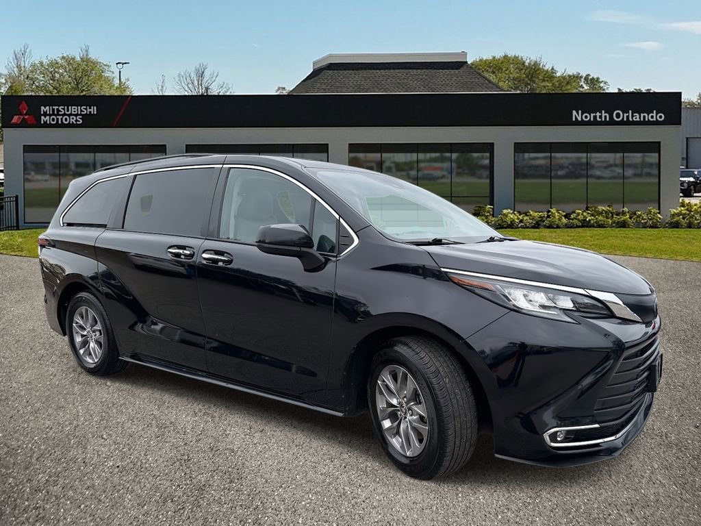 Used 2023 Toyota Sienna XLE image 7