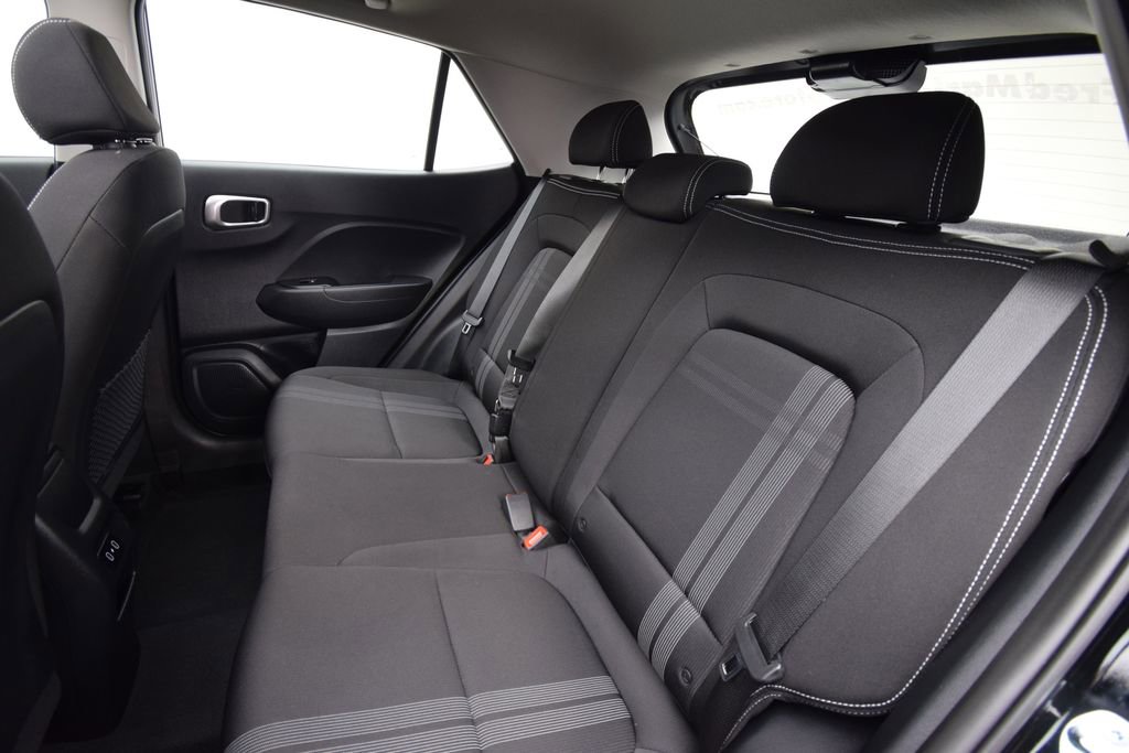 Used 2025 Hyundai Venue SEL image 25