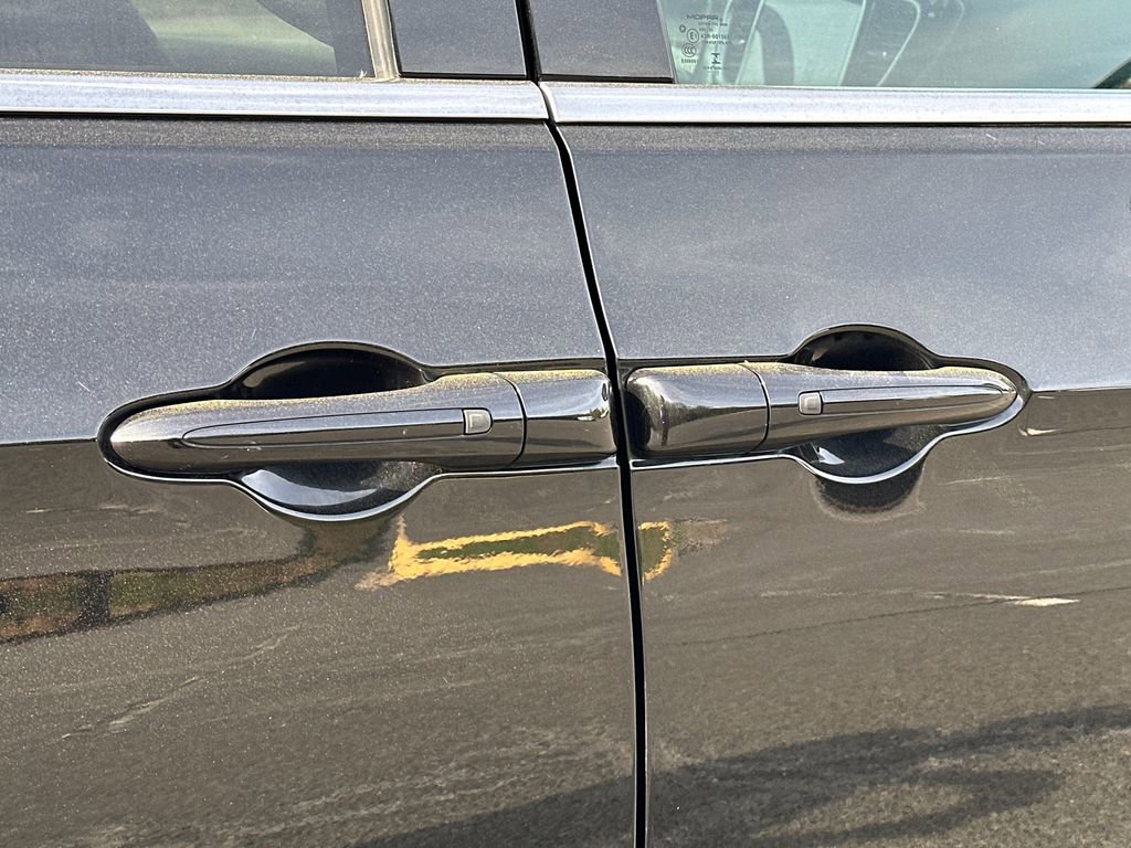 Used 2023 Chrysler Pacifica Touring-L image 9