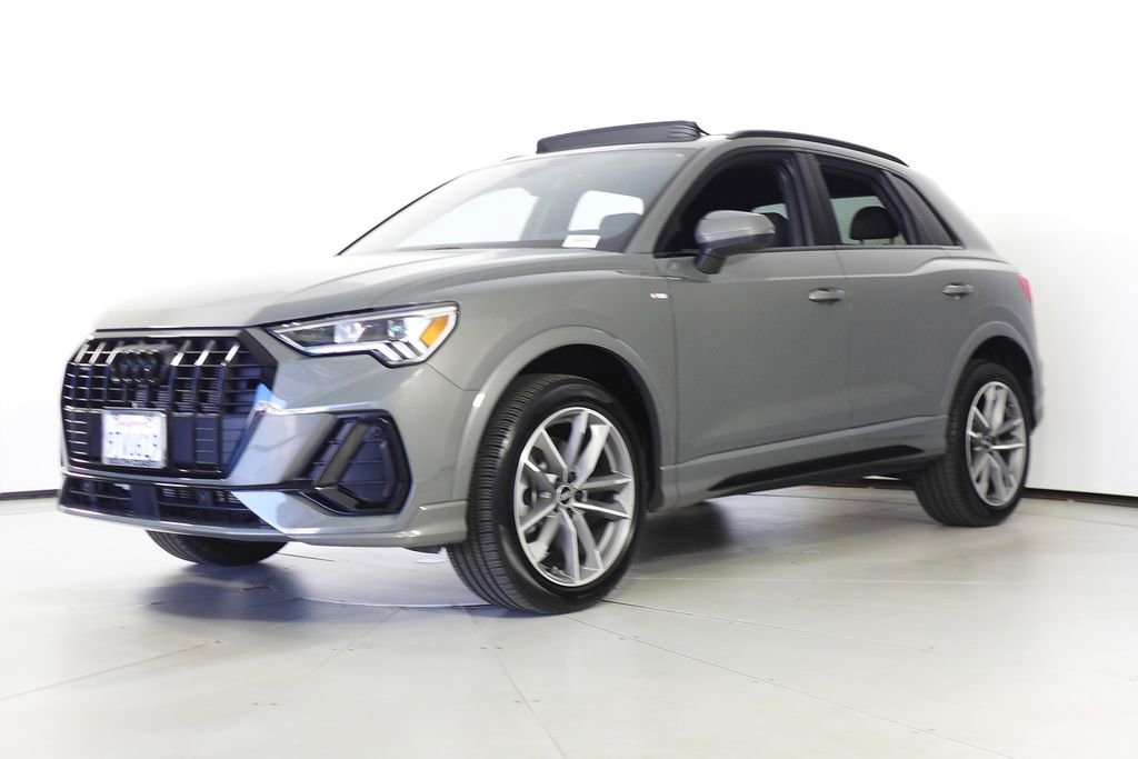 Used 2025 Audi Q3 2.0T Premium w/ Black Optic Sport Package image 2
