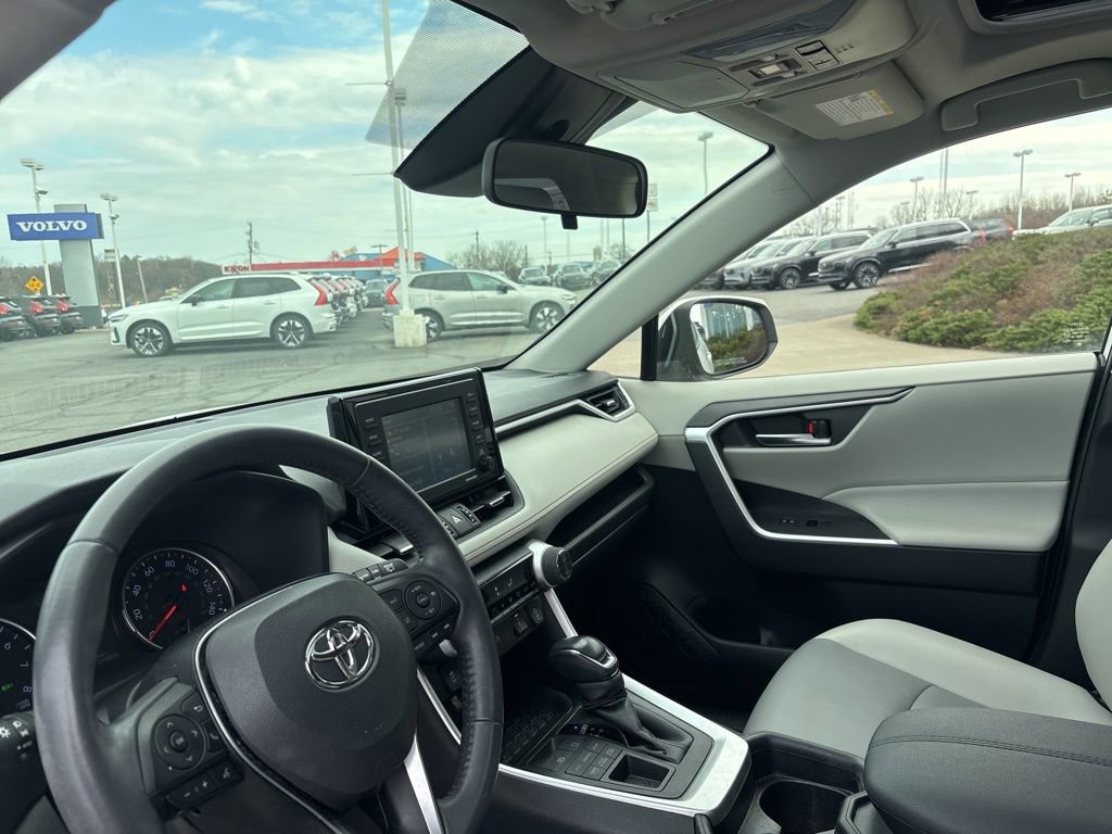 Used 2020 Toyota RAV4 XLE Premium image 16