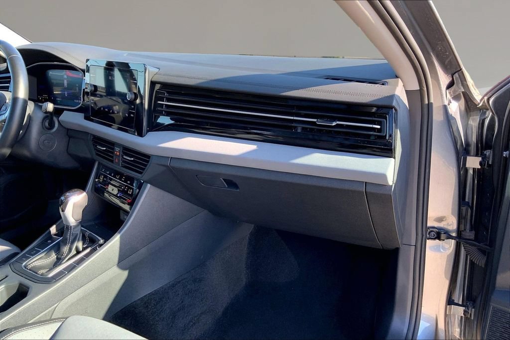 Certified 2025 Volkswagen Jetta SE FWD image 17