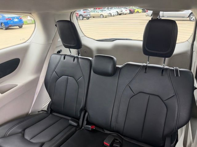 Used 2024 Chrysler Pacifica Touring-L FWD image 12