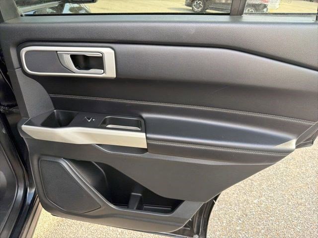 Used 2020 Ford Explorer XLT w/ Equipment Group 202A AWD/4WD image 18