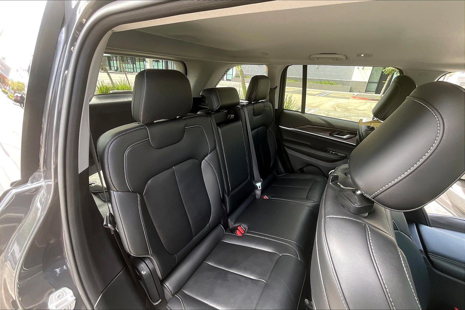 Used 2022 Jeep Grand Cherokee Limited w/ Trailer Tow Prep Group (B) RWD image 19