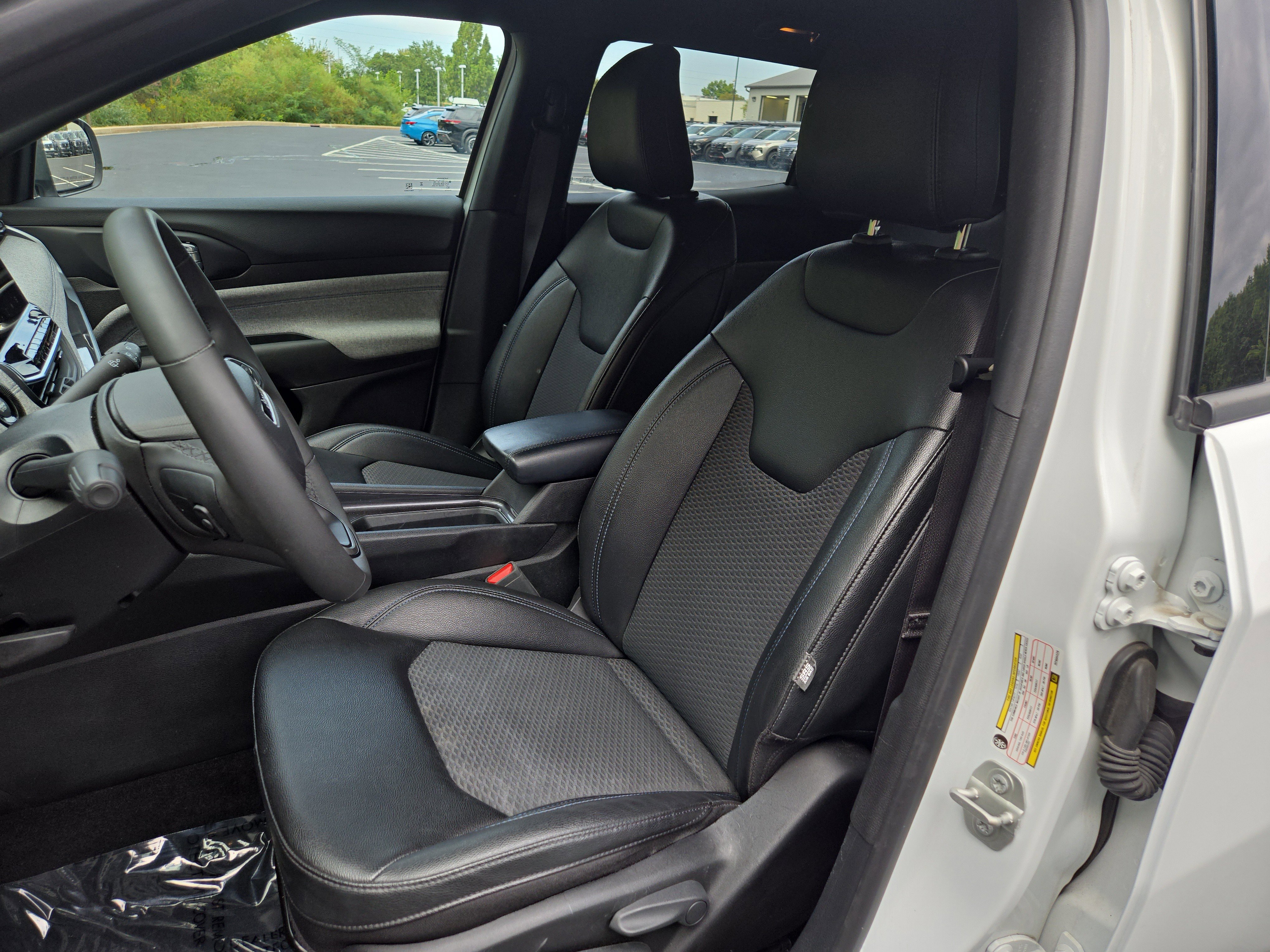 Used 2024 Jeep Compass Latitude image 12