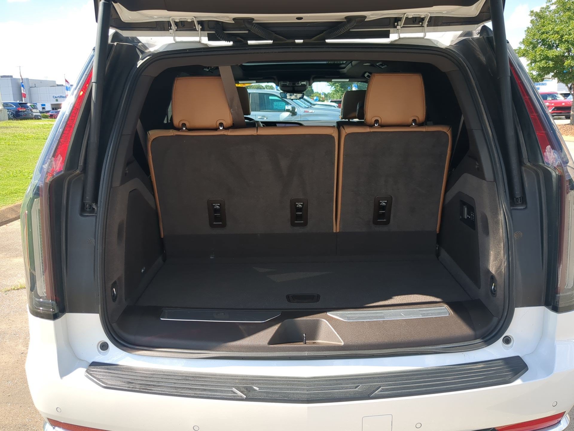 Used 2022 Cadillac Escalade Premium Luxury RWD image 23