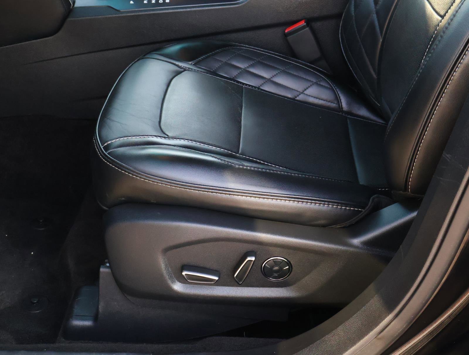 Used 2016 Ford Explorer Platinum image 14