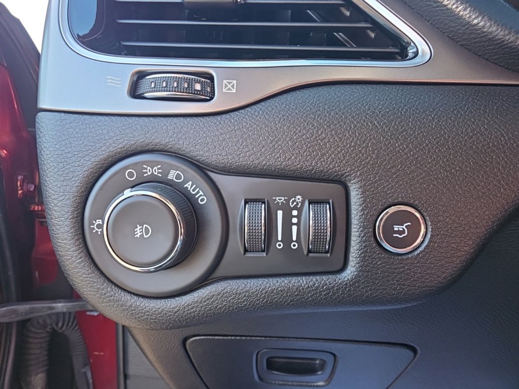 Used 2019 Jeep Cherokee Limited AWD/4WD image 26