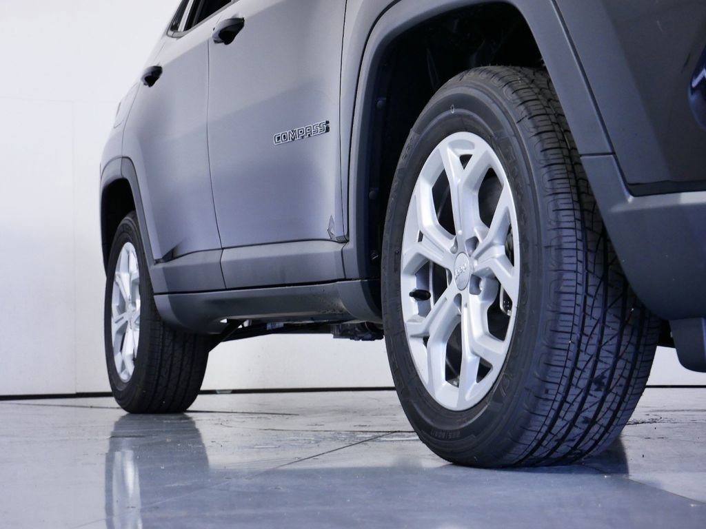 Used 2024 Jeep Compass Latitude image 5