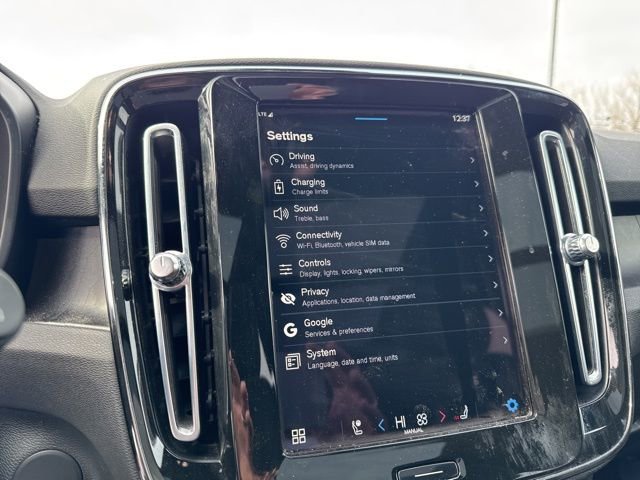 Used 2023 Volvo XC40 Recharge Plus image 29