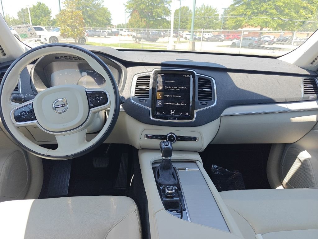 Used 2022 Volvo XC90 T5 Momentum FWD image 11