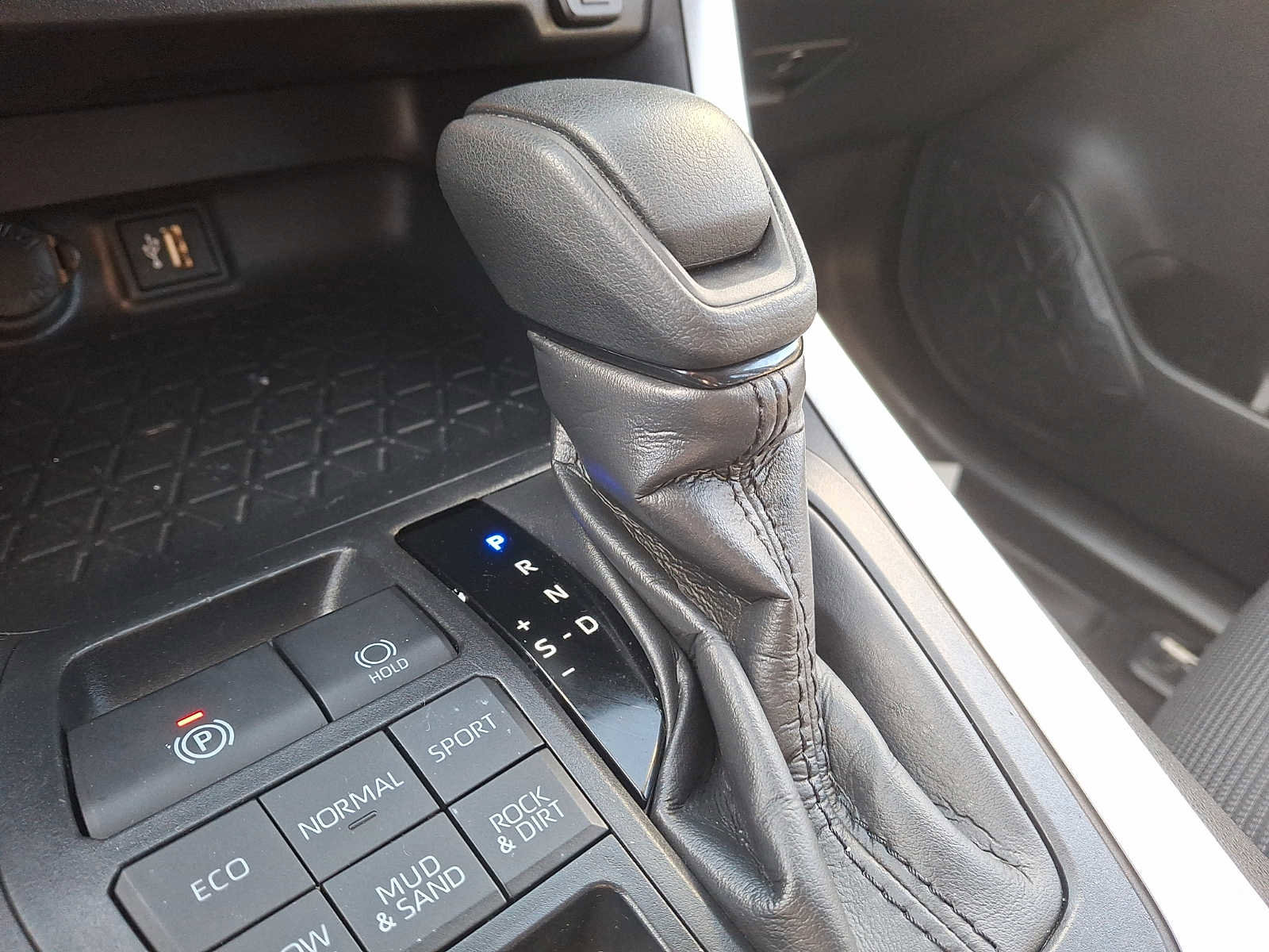 Used 2023 Toyota RAV4 LE image 11